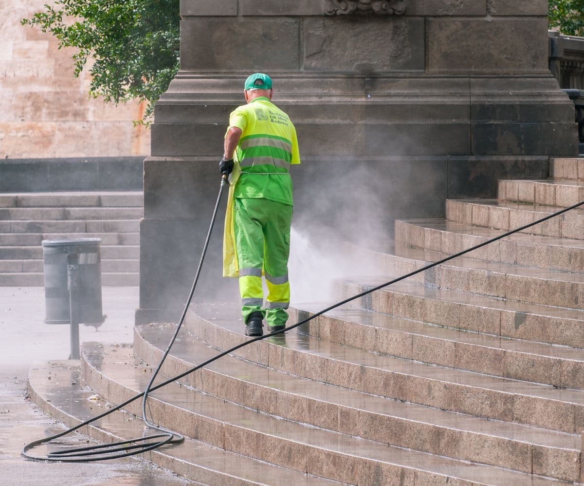 Nettoyer un dallage ou une cour : béton, pierre, pavés