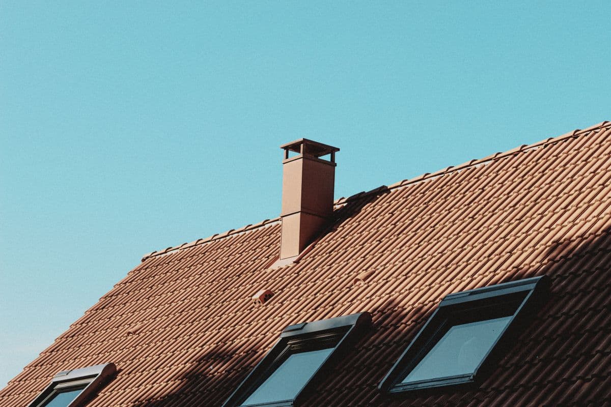 Javel sur une toiture : pourquoi un pro l'évite