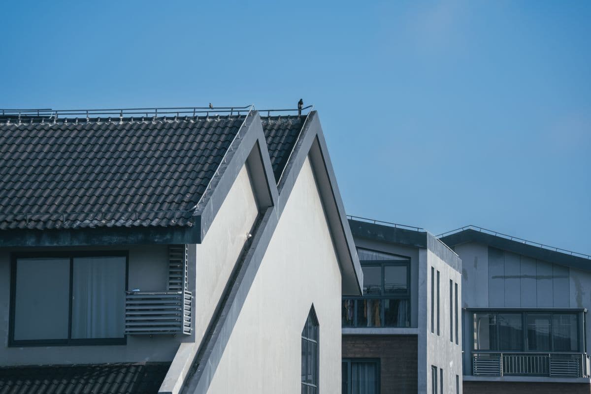 Nettoyer une toiture en tuile béton sans la fragiliser