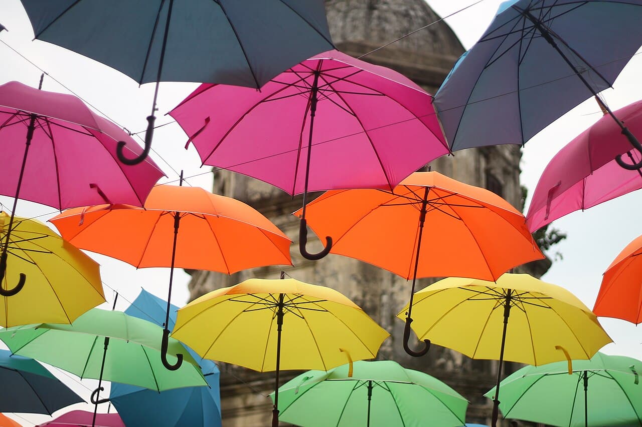 Parapluies colorés, symbole de protection et d'assurance