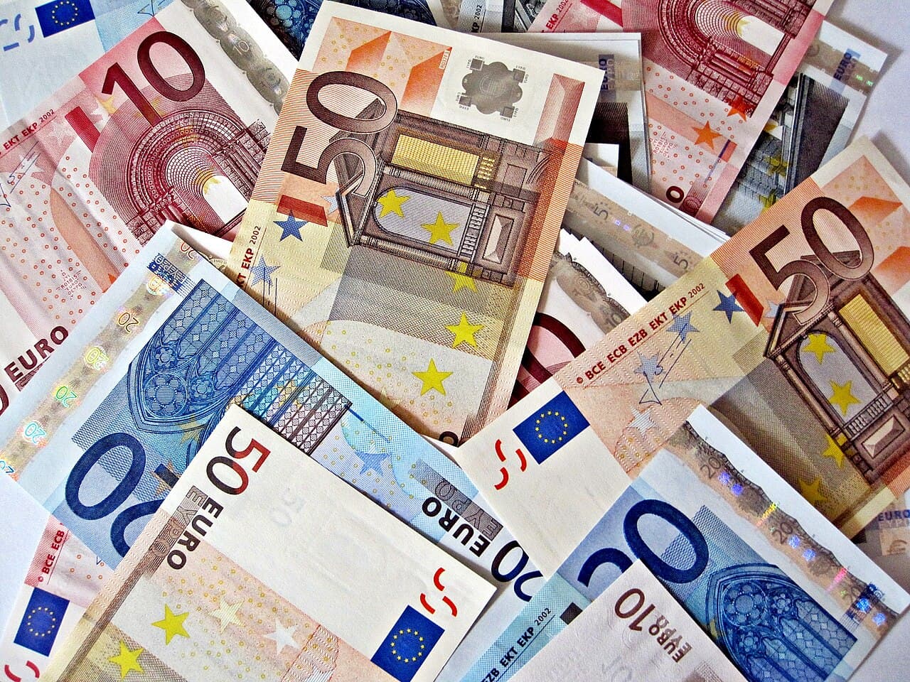 Liasse de billets en euros de différentes valeurs