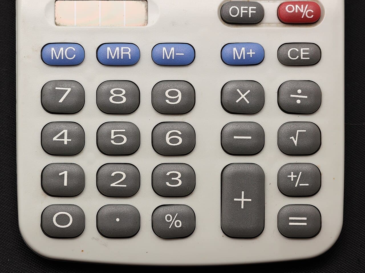 Gros plan sur le clavier d'une calculatrice pour calculer un coût de revient