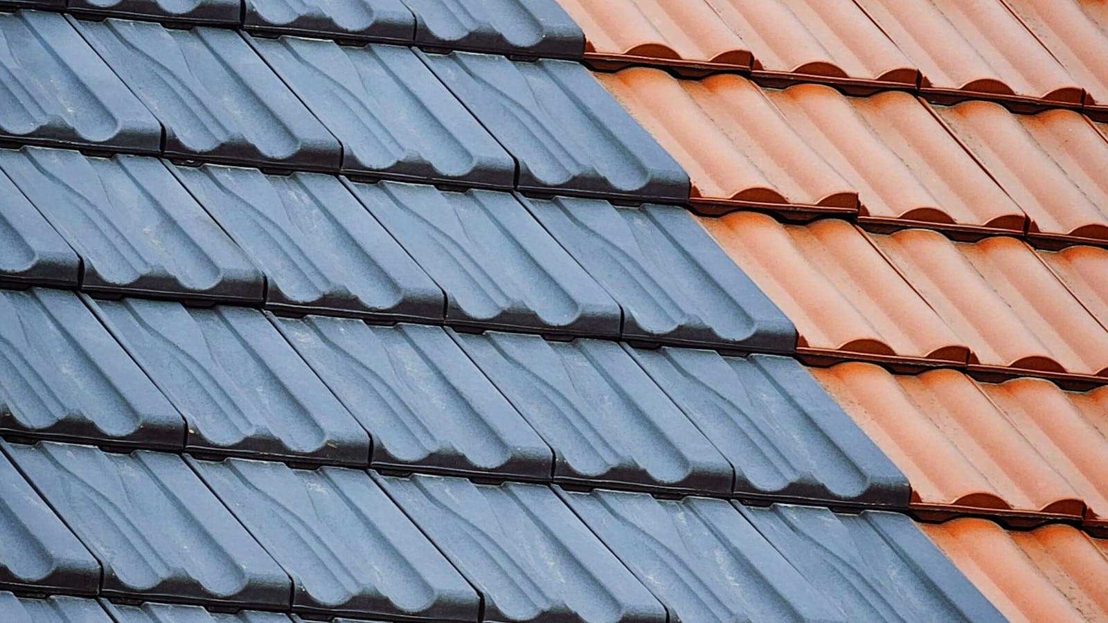 Gros plan de tuiles de toiture montrant la texture à traiter lors d'un démoussage