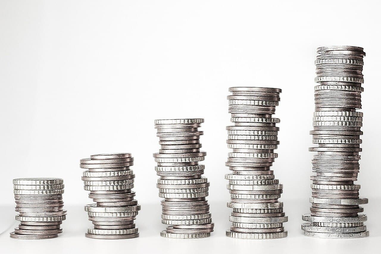 Piles de pièces de monnaie croissantes, illustrant la marge et le bénéfice