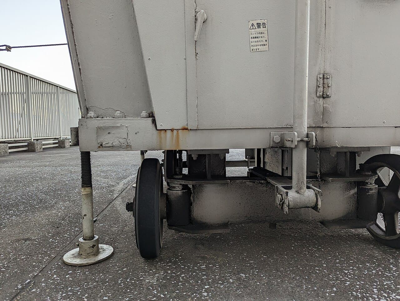 Nacelle de nettoyage sur le toit d'un immeuble pour entretenir la façade