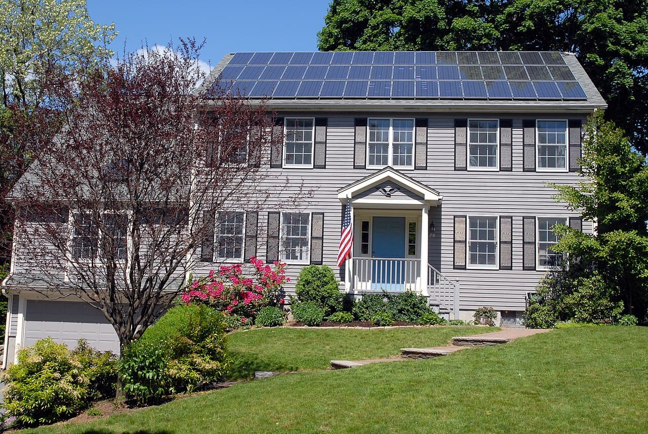 Panneaux solaires installés sur le toit d'une maison