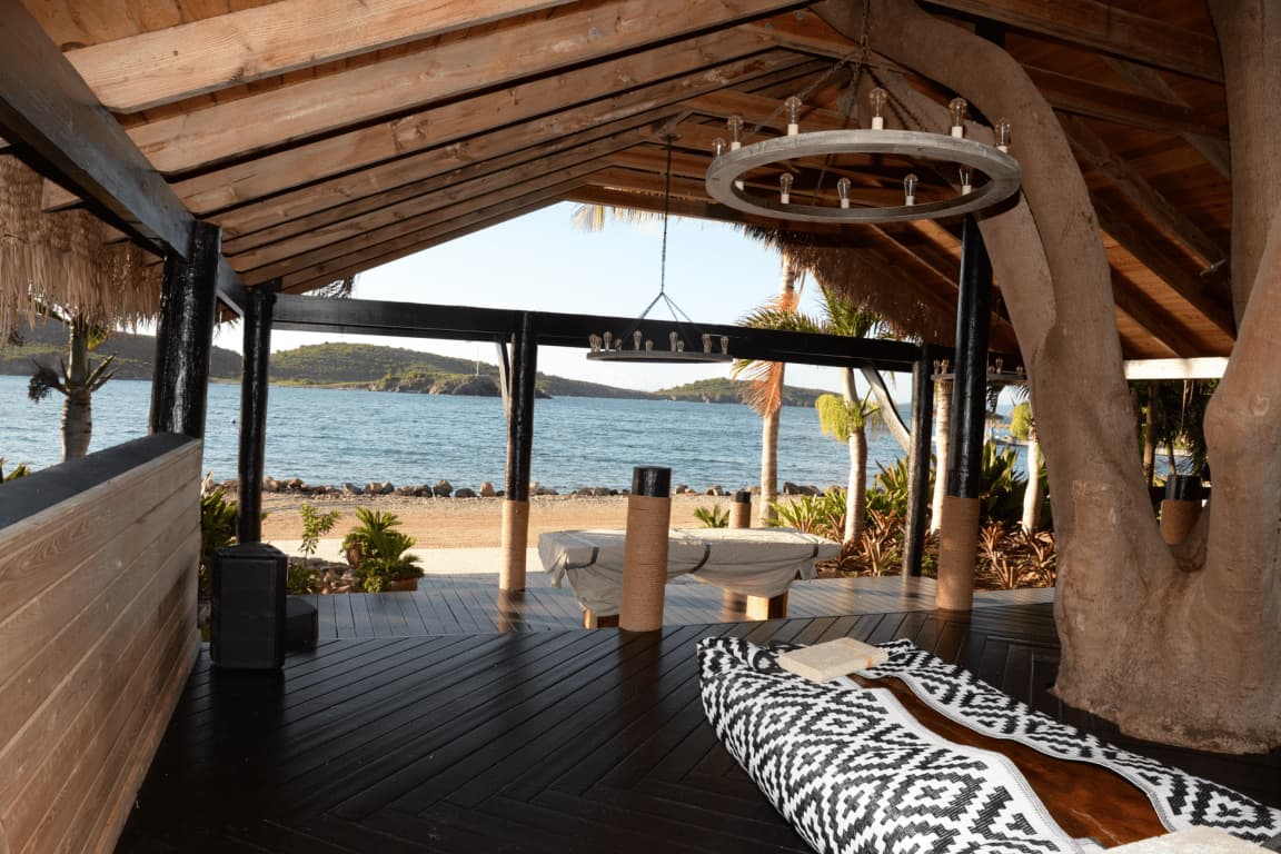 Terrasse en bois face à la mer