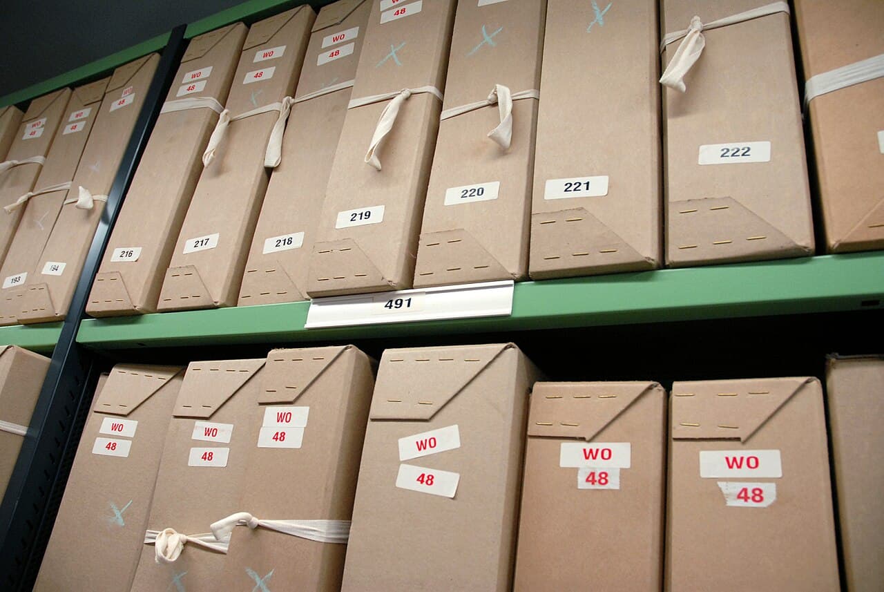 Cartons d'archives de documents administratifs sur étagères