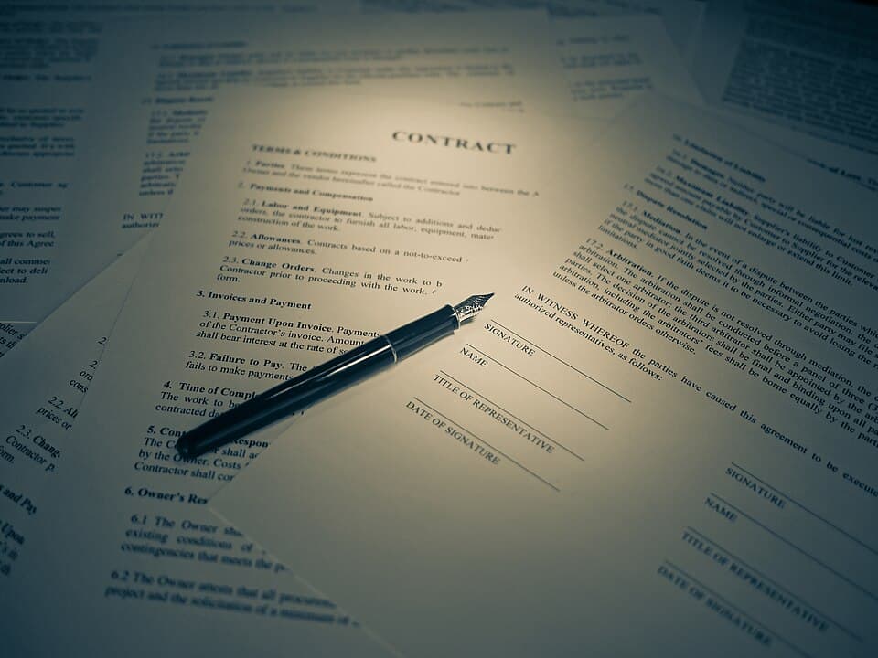 Contrat avec un stylo, prêt à être signé