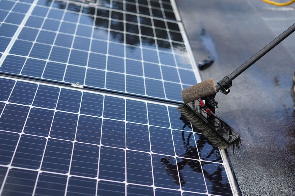Nettoyer une ombrière photovoltaïque de parking